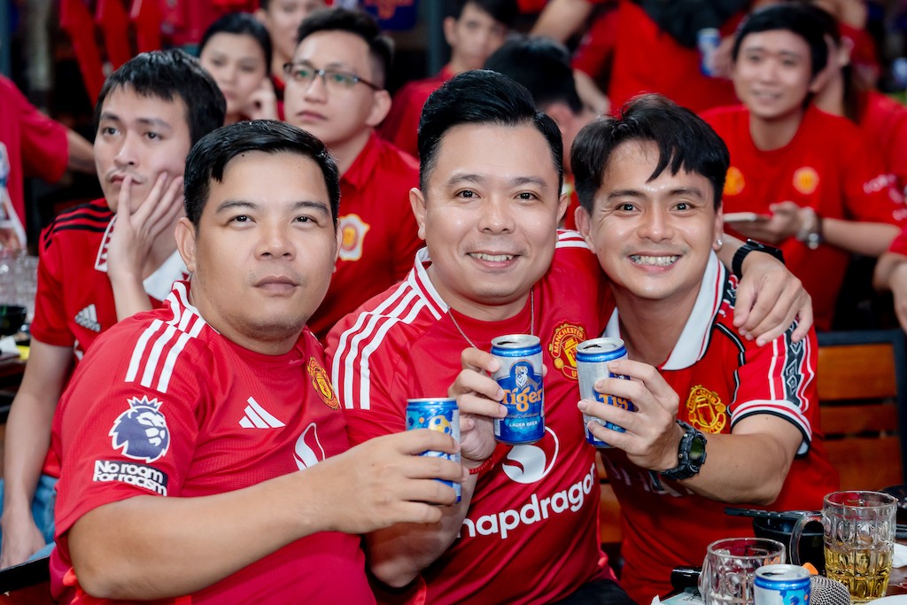 h2-nguoi-ham-mo-manchester-united-thuong-thuc-tran-dau-voi-tiger-beer-1730370580.jpg