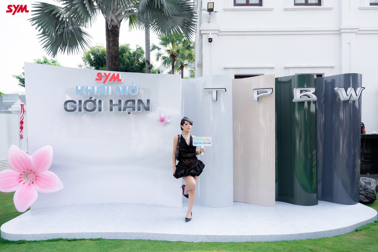 cac-ban-tre-hao-hung-check-in-booth-trung-bay-4-1760422138.jpg