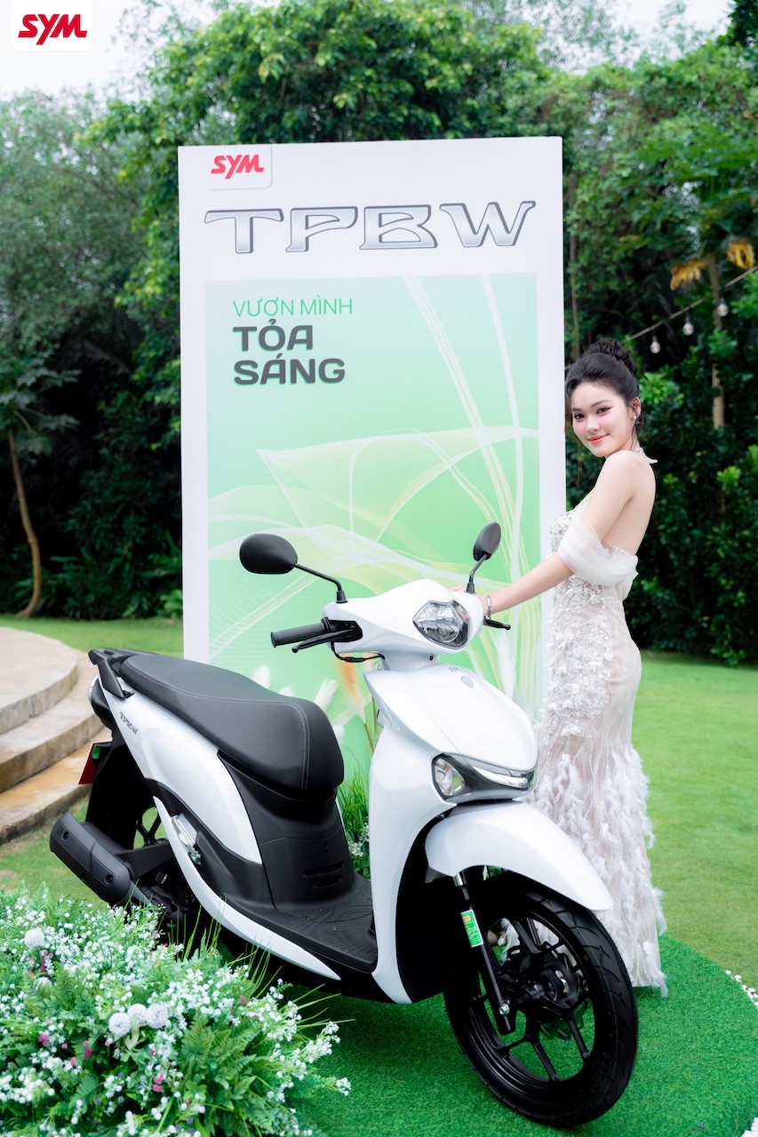 cac-ban-tre-hao-hung-check-in-booth-trung-bay-7-1760422238.jpg