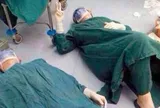 Bức ảnh 2 bác sĩ phẫu thuật nằm trên sàn phòng mổ lạnh lẽo viral khắp mạng
