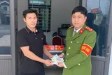 Phát hiện loạt tiền mặt 500k nằm chơ vơ bên đường, công an mời người đàn ông SN 1987 lên làm việc
