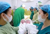 Sản phụ 56 tuổi mang song thai “vượt cạn”, hai bé chào đời cách nhau một phút