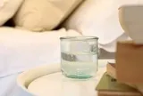 Không phải mê tín, đây là lý do tại sao nên đặt 1 cốc nước ở nhiệt độ phòng cạnh giường ngủ