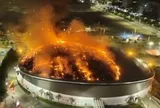 Mái vòm sân Olympic bị bao trùm bởi biển lửa