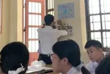 Lớp hỏng quạt giữa cái nắng 37 độ C, hành động của thầy giáo dạy Lý sau đó khiến trò phải cắt clip khoe ngay lên mạng