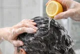 Lợi ích và rủi ro của việc gội đầu bằng chanh