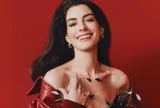 Anne Hathaway là "Người đẹp nhất thế giới năm 2026"