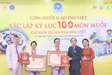 100 món muối độc đáo cùng áo dài Việt được vinh danh