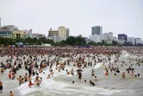 VIDEO: Biển Sầm Sơn ken đặc khách ngày đầu nghỉ lễ 30-4, 1-5