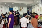 Khách ngồi kín chỗ, hàng quán ở TP.HCM 'hốt bạc' dịp lễ