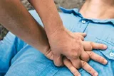 Phó giám đốc bệnh viện lao vào cấp cứu bé trai ngừng tim do điện giật ở bãi biển
