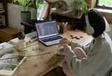 Tại sao khi ngồi học không nên quay lưng ra cửa phòng?