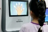 Suốt ngày lo "Con có bị lùn quá không?" nhưng bố mẹ không biết chính 4 sai lầm kinh điển này đang làm con lùn vĩnh viễn