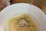 Thường xuyên ăn mì ăn liền, người đàn ông 45 tuổi "sốc nặng" khi đi khám