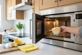 3 cách làm sạch lò vi sóng không cần cọ rửa mạnh