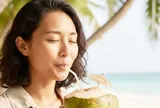 Uống nước dừa giải nhiệt ngày nóng: Sai lầm tai hại nhiều người mắc phải
