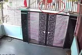 Ngủ dậy thấy cổng bị che bạt kín, người phụ nữ Thanh Hóa vội xem camera thì phát hiện sự thật xúc động