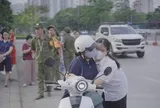 Đến trường thi mới biết tấm lòng mẹ cha: Trống đã điểm nhưng về sao được, lòng dạ đặt hết ở đây rồi!