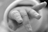 Bé gái 2 tuổi tử vong sau khi kêu đau họng, mẹ "khóc ngất" khi biết lý do