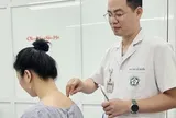 Dân văn phòng khổ sở vì đau cổ vai gáy, bác sĩ chỉ cách giảm đau hiệu quả