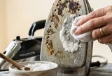 Mẹo làm sạch bàn ủi bị cháy, bám đen