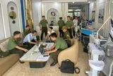 Shipper học hết lớp 9 đóng vai bác sĩ, tạo hình thẩm mỹ phụ khoa cho khách