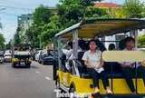Nhà trường đặt xe điện du lịch đưa đón học sinh đi thi tốt nghiệp