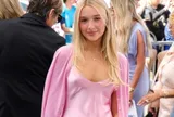 Harper Beckham như búp bê Barbie tại lễ vinh danh bố ở Hollywood