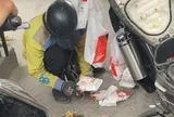 Nam shipper ngồi nhặt từng cọng mì giữa trưa nắng sau va chạm, hành động chủ quán xứng đáng được tuyên dương