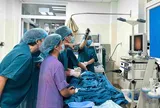 Bé bị ho nhiều, khó thở, bố mẹ sốc khi bác sĩ gắp ra thứ "đáng sợ" trong khí quản