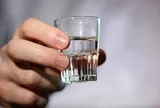 Có nên ngủ ngay sau khi uống rượu?