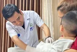 Bé 22 tháng suýt mất bàn tay vì máy dập cốc, bác sĩ nối thành công sau 5 giờ