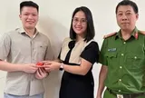 Phát hiện hộp màu đỏ có 2 nhẫn vàng trước cửa siêu thị, công an mời một người đàn ông lên xác minh