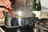 Thức ăn chớm hỏng hâm nóng lại có trở nên an toàn?