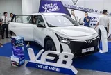 VF 8 thế hệ mới 'chiếm spotlight' khi xuất hiện tại các đại lý