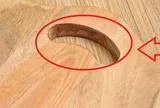 Vì sao thớt thường có 1 lỗ khuyết?