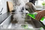 Cách thông tắc bồn rửa bát bị nghẽn do dầu mỡ