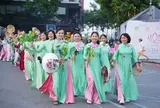 Đêm Hồ Tây rực rỡ với 2.000 tà áo dài họa tiết sen