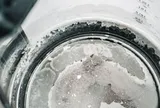 Nước đun sôi xuất hiện cặn trắng có đủ an toàn để uống?