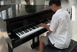Cậu bé lớp 7 đi gần 30km đến bệnh viện đánh đàn cho bệnh nhân nghe