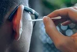 Lời khuyên cho người cứ ngứa là ngoáy tai