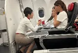 Giữa chuyến bay, nữ hành khách hoảng loạn cầu cứu: 2 nữ bác sĩ và tổ bay cùng làm một việc đặc biệt