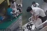 Bác sĩ trẻ lao lên băng ca ép tim cứu người đàn ông ngừng tuần hoàn viral mạng xã hội: Danh tính gây chú ý
