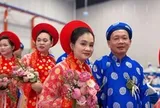Sau 25 năm lấy chồng, người phụ nữ xúc động lần đầu được khoác áo cô dâu