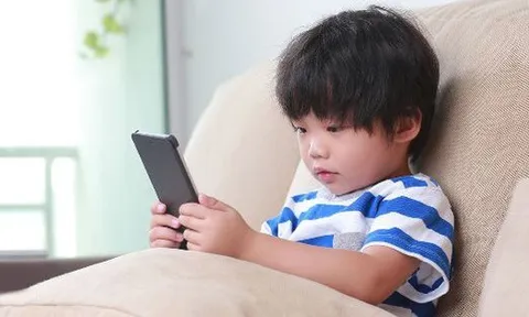 "Mẹ ơi, sao mẹ không cho con chơi điện thoại?" - Cách cha mẹ phản ứng quyết định 70% tính cách con khi lớn lên