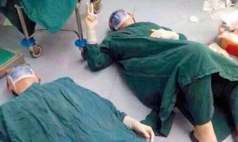 Bức ảnh 2 bác sĩ phẫu thuật nằm trên sàn phòng mổ lạnh lẽo viral khắp mạng