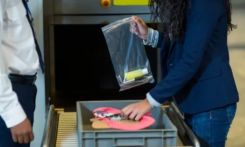 Cảnh báo khẩn cho ai còn để điện thoại lên khay soi an ninh sân bay