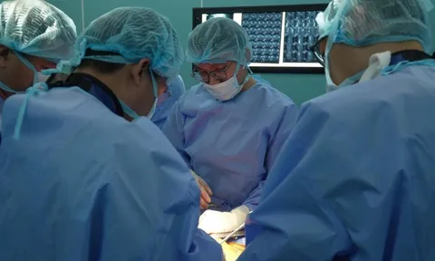 Người đàn ông nhập viện với bàn tay kẹt cứng trong máy xay thịt 0