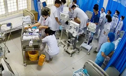 Ép tim gần 50 phút cứu sống nam sinh ngừng tim giữa giờ học 0