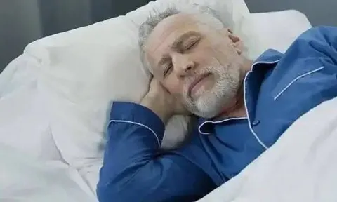 Ngủ lúc 10 giờ tối chưa chắc đã tốt: Bác sĩ cảnh báo 1 sai lầm phổ biến khiến người trên 65 tuổi càng ngủ càng mệt